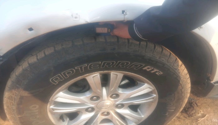 2013 Ssangyong Rexton RX7, Diesel, Automatic, 1,21,724 km, tyre