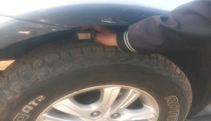 2013 Ssangyong Rexton RX7, Diesel, Automatic, 1,21,724 km, tyre