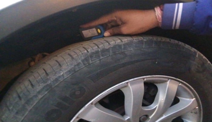 2017 Mahindra XUV500 W10 AT, Diesel, Automatic, 1,03,167 km, tyre