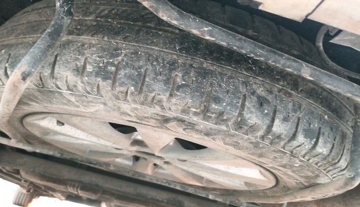 2012 Maruti Ertiga ZXI, Petrol, Manual, 1,79,370 km, tyre