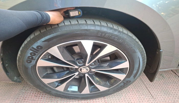 2022 Skoda Superb L&K 2.0 TSI AT, Petrol, Automatic, 10,387 km, tyre