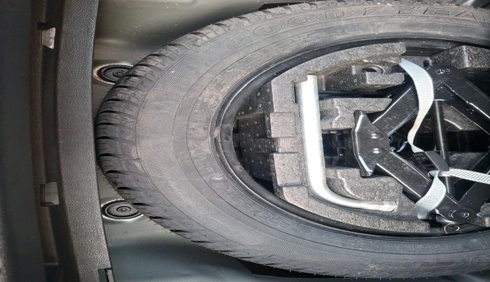 2022 Skoda Superb L&K 2.0 TSI AT, Petrol, Automatic, 10,387 km, tyre