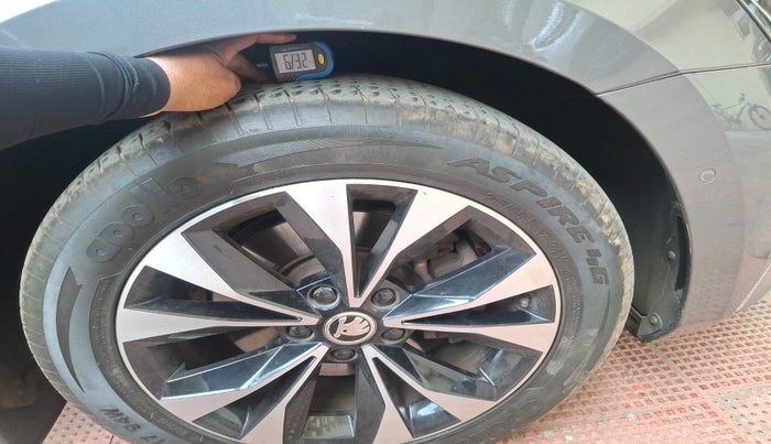 2022 Skoda Superb L&K 2.0 TSI AT, Petrol, Automatic, 10,387 km, tyre