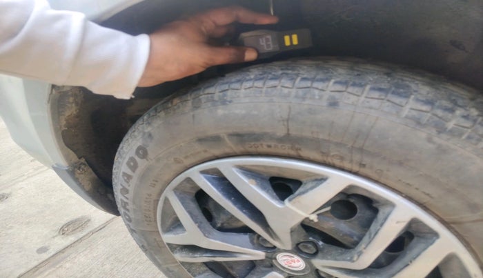 2015 Maruti Swift Dzire VXI, Petrol, Manual, 62,892 km, tyre