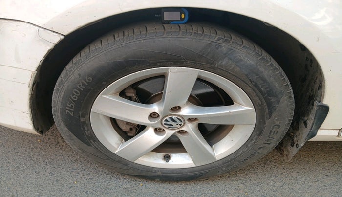 2011 Volkswagen Passat 2.0 PD DSG, Diesel, Automatic, 1,56,189 km, tyre