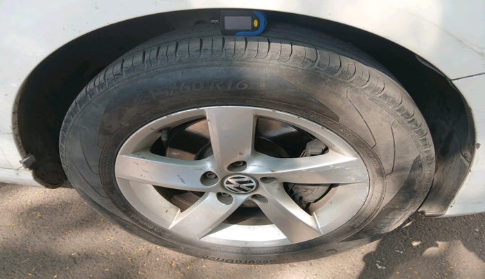 2011 Volkswagen Passat 2.0 PD DSG, Diesel, Automatic, 1,56,189 km, tyre