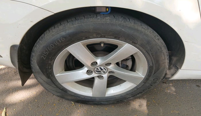 2011 Volkswagen Passat 2.0 PD DSG, Diesel, Automatic, 1,56,189 km, tyre