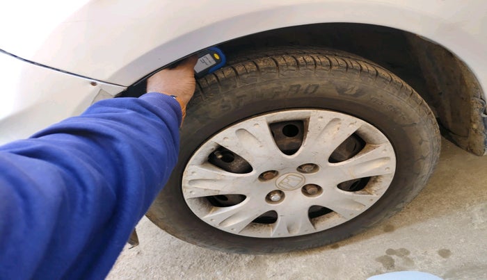 2013 Honda Brio S MT, Petrol, Manual, 1,06,637 km, tyre