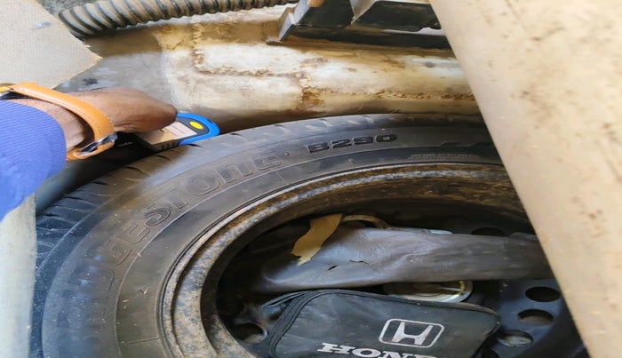 2013 Honda Brio S MT, Petrol, Manual, 1,06,637 km, tyre