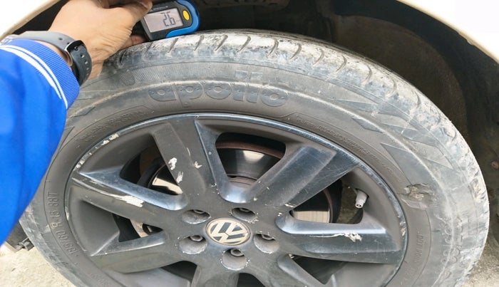 2011 Volkswagen Polo HIGHLINE 1.6L, Petrol, Manual, 1,20,090 km, tyre