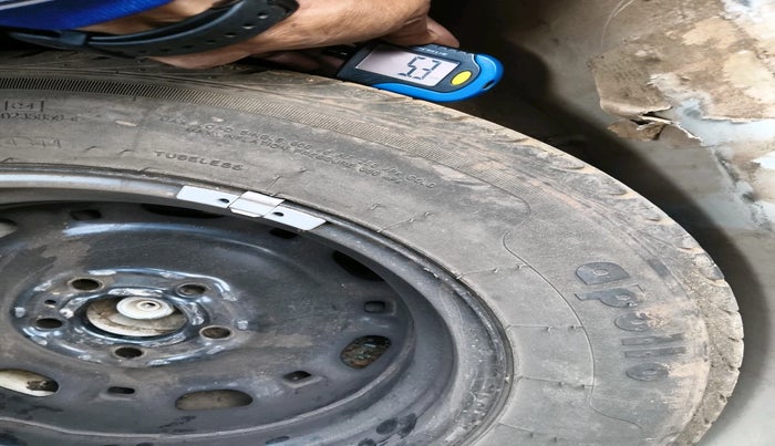 2011 Volkswagen Polo HIGHLINE 1.6L, Petrol, Manual, 1,20,090 km, tyre