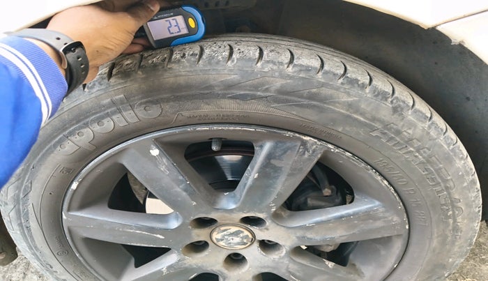 2011 Volkswagen Polo HIGHLINE 1.6L, Petrol, Manual, 1,20,090 km, tyre