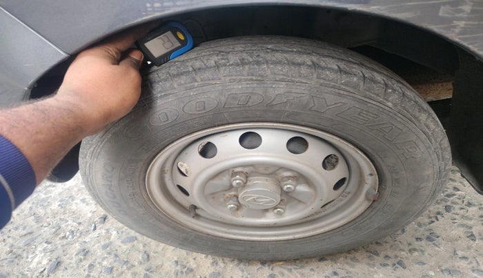 2015 Hyundai Eon ERA +, Petrol, Manual, 30,337 km, tyre