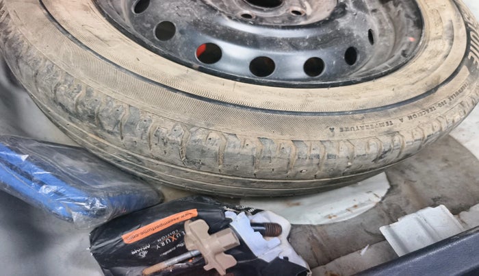 2011 Hyundai Verna FLUIDIC 1.6 CRDI EX, Diesel, Manual, 1,37,675 km, tyre