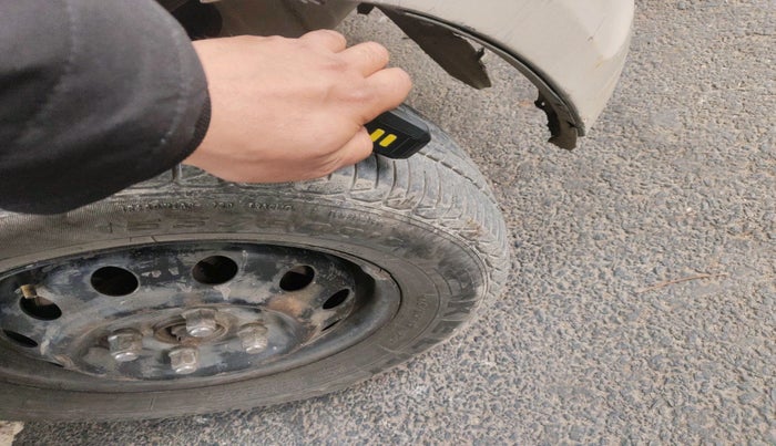 2011 Hyundai i10 MAGNA 1.2, Petrol, Manual, 1,06,399 km, tyre