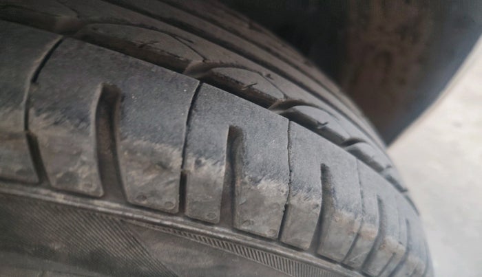 2011 Ford Figo TITANIUM 1.2 PETROL, Petrol, Manual, 1,14,108 km, tyre