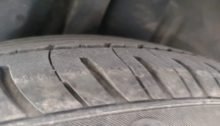 2011 Ford Figo TITANIUM 1.2 PETROL, Petrol, Manual, 1,14,108 km, tyre