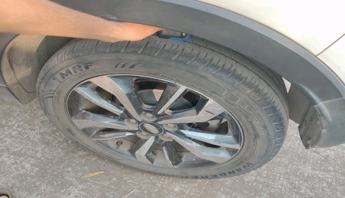 2021 Mahindra XUV300 W8 (O) 1.2 PETROL AMT, Petrol, Automatic, 41,613 km, tyre