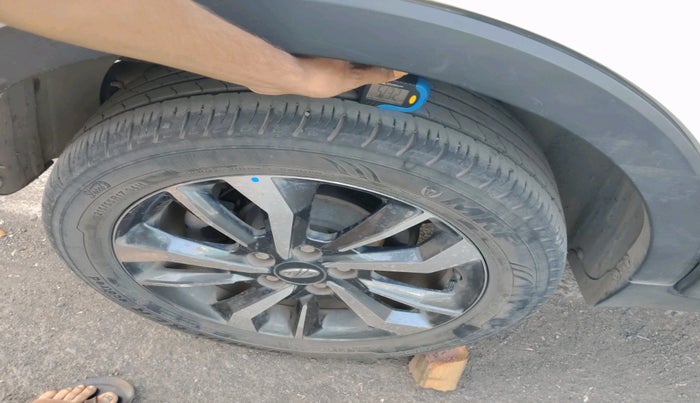 2021 Mahindra XUV300 W8 (O) 1.2 PETROL AMT, Petrol, Automatic, 41,613 km, tyre