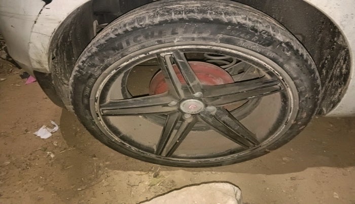 2016 Maruti Swift LXI (O), Petrol, Manual, 1,19,841 km, tyre