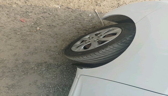 2015 Hyundai Eon SPORTZ, Petrol, Manual, 90,751 km, tyre