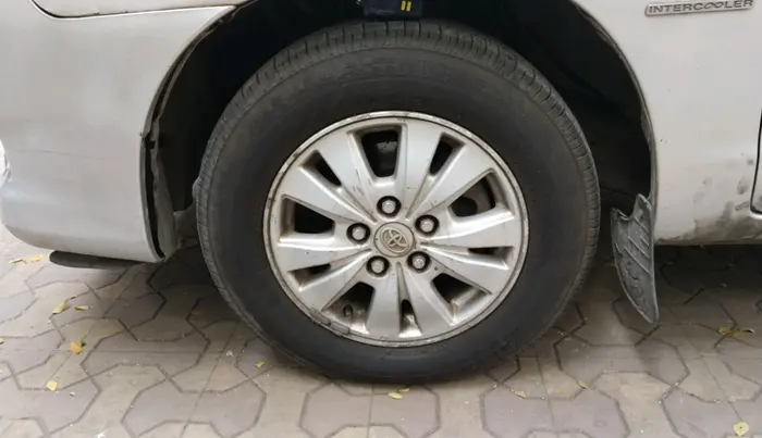 2010 Toyota Innova V 2.5 7 STR, Diesel, Manual, 1,94,728 km, tyre