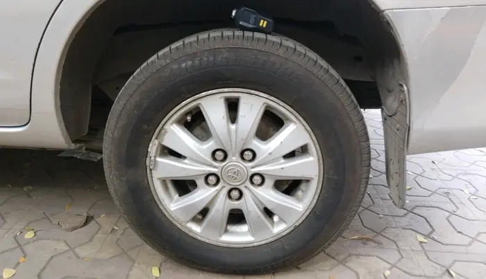 2010 Toyota Innova V 2.5 7 STR, Diesel, Manual, 1,94,728 km, tyre