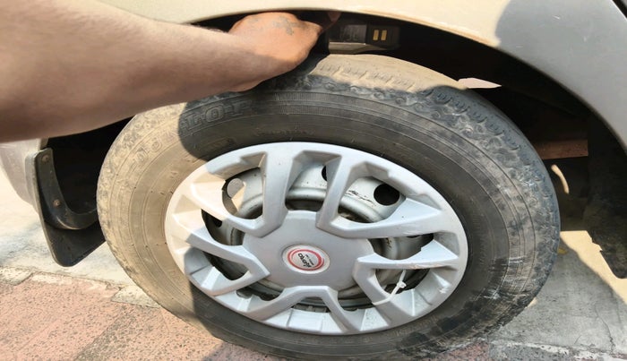 2014 Hyundai Eon ERA +, Petrol, Manual, 73,729 km, tyre