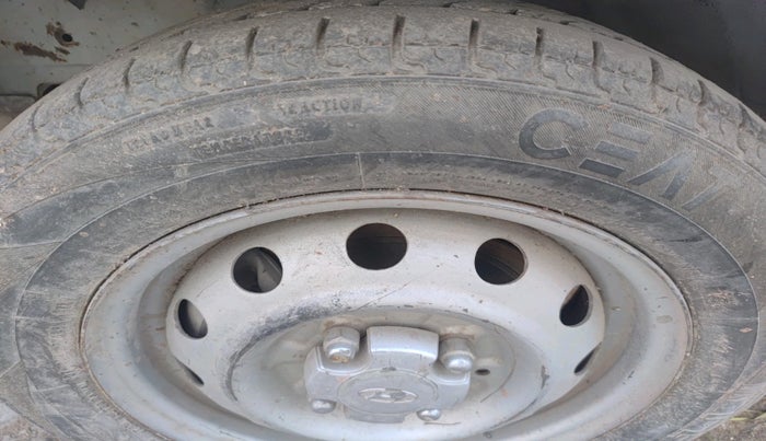 2017 Hyundai Eon ERA +, Petrol, Manual, 1,26,203 km, tyre