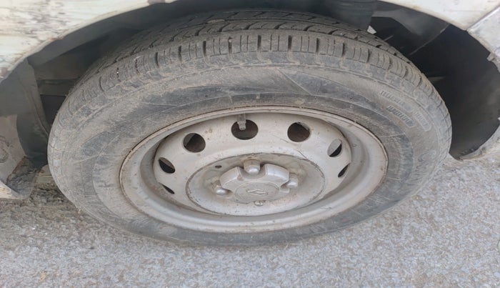 2017 Hyundai Eon ERA +, Petrol, Manual, 1,26,203 km, tyre