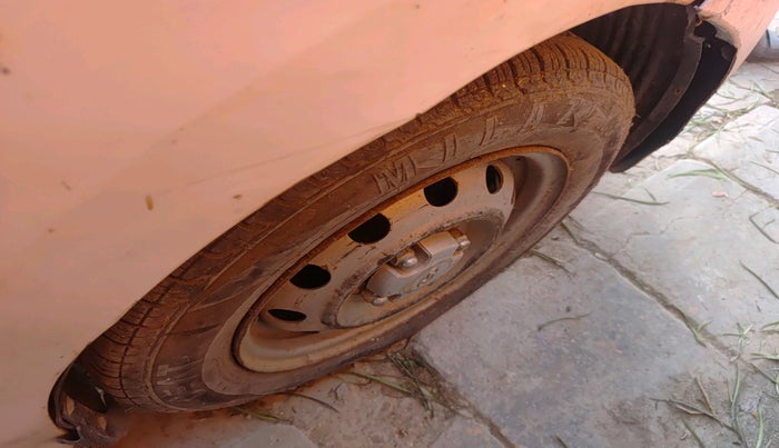 2017 Hyundai Eon ERA +, Petrol, Manual, 1,26,203 km, tyre