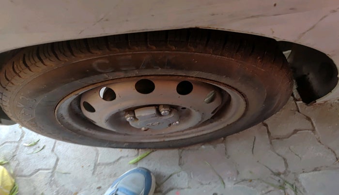 2017 Hyundai Eon ERA +, Petrol, Manual, 1,26,203 km, tyre