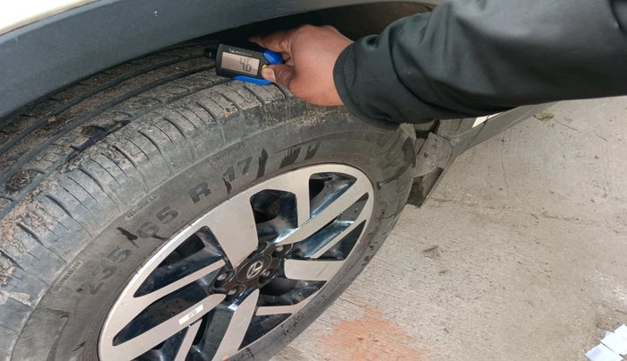 2021 Tata Harrier XZA PLUS 2.0L, Diesel, Automatic, 31,880 km, tyre