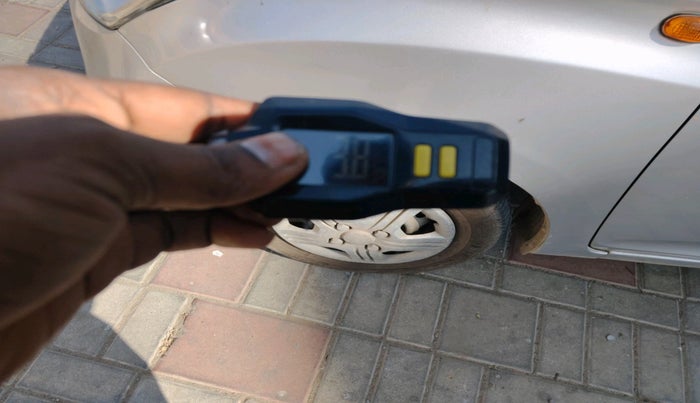 2011 Hyundai Eon ERA, Petrol, Manual, 1,00,014 km, tyre