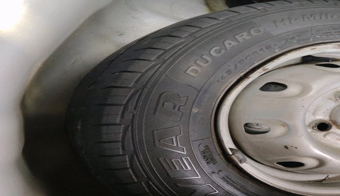 2011 Hyundai Eon ERA, Petrol, Manual, 1,00,014 km, tyre