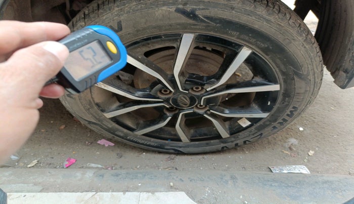 2017 Mahindra Kuv100 K8 6 STR, Petrol, Manual, 20,346 km, tyre