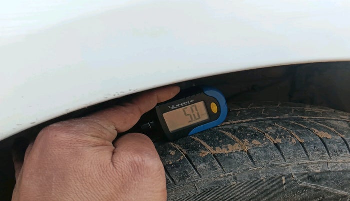 2017 Maruti Ertiga VXI CNG, Petrol, Manual, 2,36,715 km, tyre