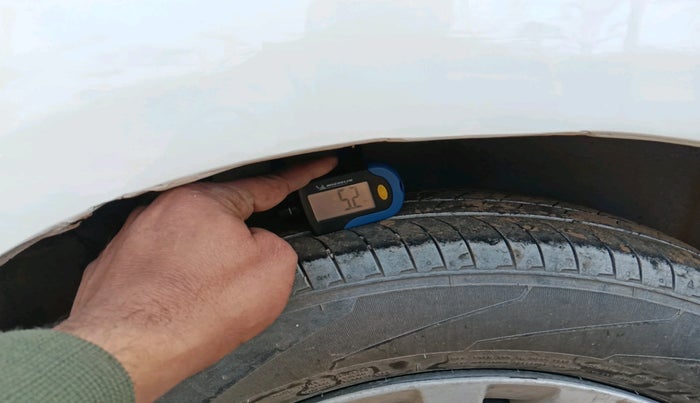 2017 Maruti Ertiga VXI CNG, Petrol, Manual, 2,36,715 km, tyre