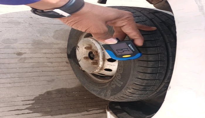 2011 Maruti Alto LX, Petrol, Manual, 1,51,445 km, tyre