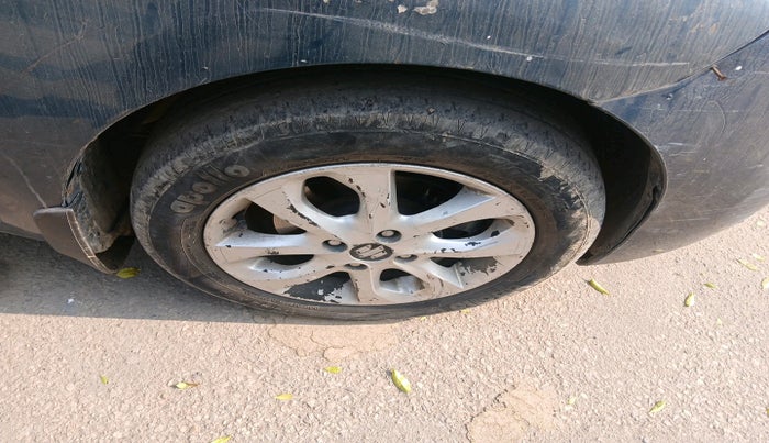 2013 Nissan Micra XV CVT, Petrol, Automatic, 1,28,398 km, tyre