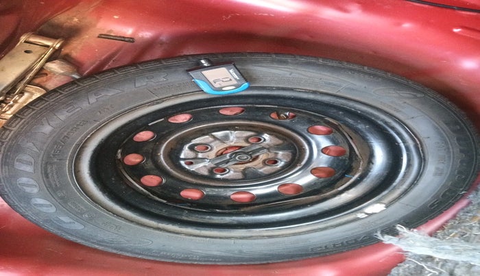 2015 Hyundai Eon ERA +, Petrol, Manual, 83,686 km, tyre