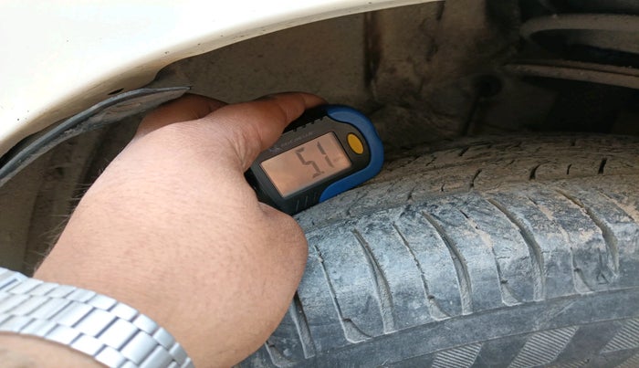 2011 Toyota Etios Liva G, Petrol, Manual, 1,11,000 km, tyre