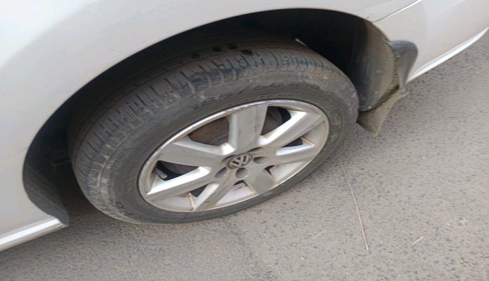 2011 Volkswagen Vento HIGHLINE 1.6 MPI, Petrol, Manual, 1,17,411 km, tyre