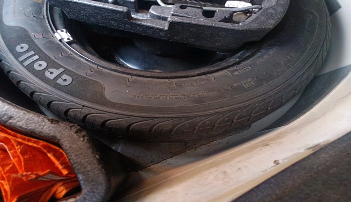 2011 Volkswagen Vento HIGHLINE 1.6 MPI, Petrol, Manual, 1,17,411 km, tyre