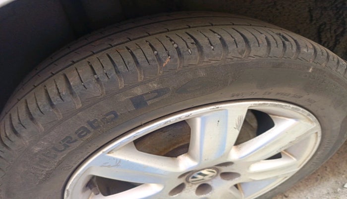 2011 Volkswagen Vento HIGHLINE 1.6 MPI, Petrol, Manual, 1,17,411 km, tyre