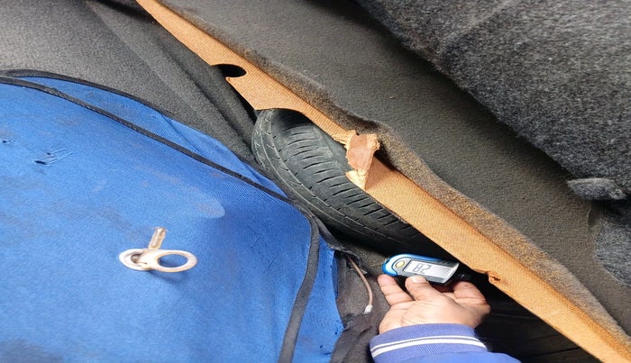 2013 Hyundai i10 ERA 1.1, Petrol, Manual, 1,07,311 km, tyre