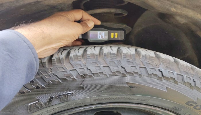 2014 Nissan Terrano XL (P), Petrol, Manual, 1,24,802 km, tyre