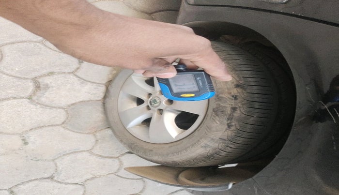 2011 Skoda Fabia ELEGANCE 1.6 MPI, Petrol, Manual, 1,10,293 km, tyre