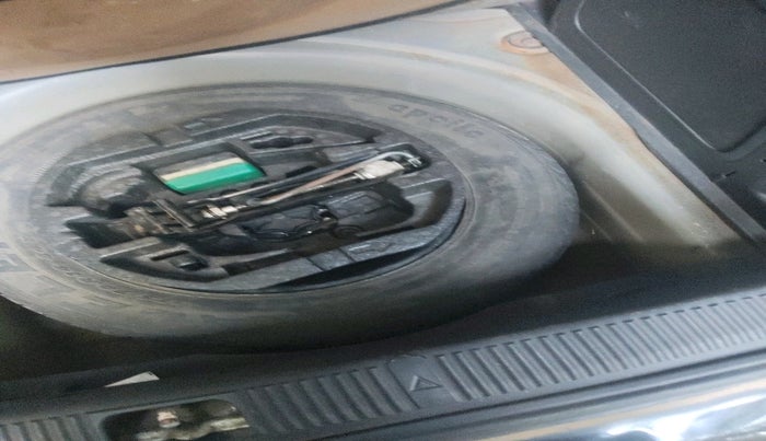 2011 Skoda Fabia ELEGANCE 1.6 MPI, Petrol, Manual, 1,10,293 km, tyre