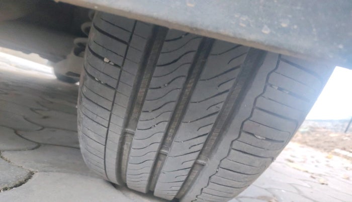 2011 Skoda Fabia ELEGANCE 1.6 MPI, Petrol, Manual, 1,10,293 km, tyre